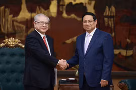 El primer ministro de Vietnam, Pham Minh Chinh (derecha), recibe al presidente de la filial de la Asociación de Amistad Japón-Vietnam en Kansai, Nishimura Teiichi (Foto: VNA)