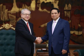 El primer ministro de Vietnam, Pham Minh Chinh (derecha), recibe al presidente de la filial de la Asociación de Amistad Japón-Vietnam en Kansai, Nishimura Teiichi (Foto: VNA)