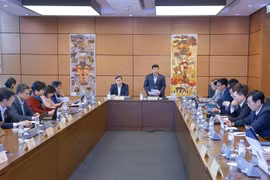 Diputados de las provincias de Lam Dong y Nghe An discuten en grupos (Foto: VNA)