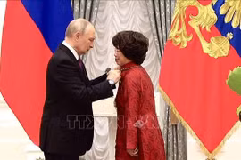Thai Huong, presidenta del Consejo de Estrategia del gigante lácteo vietnamita TH Group, recibe la Orden de la Amistad de manos del presidente ruso, Vladimir Putin. (Foto: VNA)