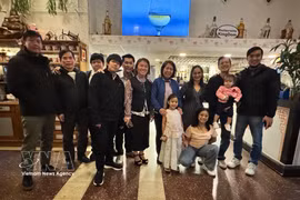 La embajadora de Vietnam en Argentina, Ngo Minh Nguyet, se reúne con los compatriotas residentes en Posadas. (Foto: VNA)