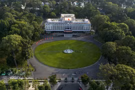 El Palacio de la Independencia, un sitio histórico nacional especial y testimonio de los acontecimientos del 30 de abril de 1975, destaca en medio del paisaje verde. (Foto: VNA)