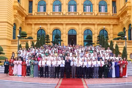 El secretario general del Partido Comunista y presidente de Vietnam, To Lam, se reúne con 101 periodistas ejemplares que han sido galardonados con el Premio Nacional de Prensa a lo largo de las distintas ediciones del certamen. (Foto: VNA)