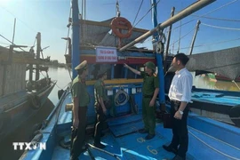 Las autoridades de la comuna de Van Loc (provincia de Thanh Hoa) monitorean estrictamente la entrada y salida de las embarcaciones (Foto: VNA)