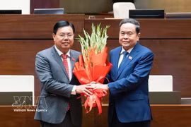 El presidente de la Asamblea Nacional de Vietnam, Tran Thanh Man (derecha), felicita al nuevo ministro del Interior, Nguyen Tien Hai. (Foto: VNA)