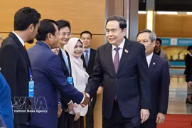 El presidente de la Asamblea Nacional de Vietnam, Tran Thanh Man, saluda a los delegados. (Foto: VNA)