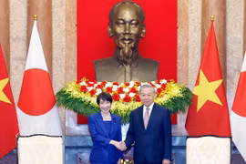 El secretario general del Partido Comunista de Vietnam y presidente del Estado, To Lam, recibe a la primera ministra de Japón y presidenta del Partido Liberal Democrático, Takaichi Sanae. (Foto: VNA)
