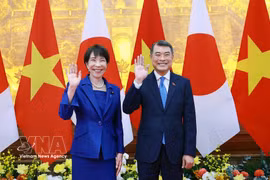 El primer ministro vietnamita, Le Minh Hung, se reúne con su homóloga japonesa, Takaichi Sanae. (Foto: VNA)