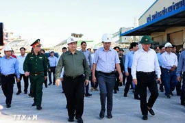 El primer ministro Pham Minh Chinh inspecciona las labores de recuperación tras los daños causados por el tifón Kalmaegi en la provincia central de Gia Lai (Foto: VNA)