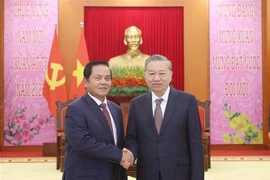 El secretario general del PCV, To Lam (derecha), recibe a Ouch Borith, miembro del Comité Permanente del PCC y primer vicepresidente del Senado de Camboya. (Foto: VNA)