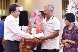 El presidente de la Asamblea Nacional de Vietnam, Tran Thanh Man, obsequia regalos a los beneficiarios de las políticas sociales y los hogares pobres en la ciudad sureña de Can Tho. (Foto: VNA)