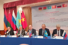 En la conferencia de prensa (Foto: thuonggiaoonline.vn)