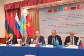 En la conferencia de prensa (Foto: thuonggiaoonline.vn)