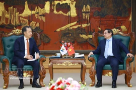 El primer ministro de Vietnam, Pham Minh Chinh (derecha), dialoga con el presidente del Consejo de la Comisión Económica Euroasiática, Bakytzhan Sagintayev (Foto: VNA)