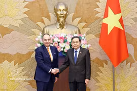 El presidente de la Asamblea Nacional de Vietnam, Tran Thanh Man (derecha), recibe al primer vicepresidente del Parlamento Helénico, Ioannis Plakiotakis (Foto: VNA)