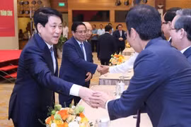 El presidente de Vietnam, Luong Cuong (primero, a la izquierda), y el primer ministro, Pham Minh Chinh (segundo, a la izquierda), participan en el encuentro (Foto: VNA)