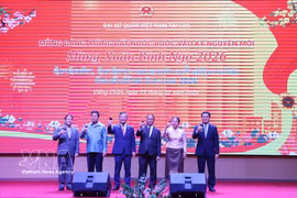 Delegados en el evento saludan el Año Nuevo Lunar (Foto: VNA)
