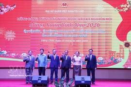 Delegados en el evento saludan el Año Nuevo Lunar (Foto: VNA)