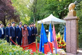 El primer ministro de Vietnam, Pham Minh Chinh, su esposa y los delegados rinden homenaje al Presidente Ho Chi Minh (Foto: VNA)