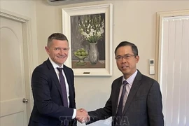 El embajador de Vietnam en Australia, Pham Hung Tam (derecha), recibe a Anthony McFarlane, director de Comunicaciones del Grupo Sunrice (Foto: VNA)