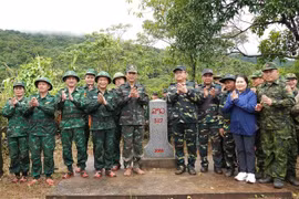 La delegación de las provincias de Quang Tri y Khammouane inspecciona la zona fronteriza y el mojón fronterizo 527. (Foto: https://baochinhphu.vn/)