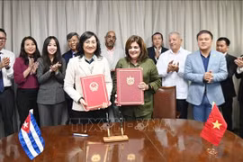 Firma del acta de la reunión (Foto: VNA)