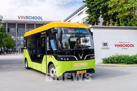 El servicio emplea el nuevo minibús eléctrico VinFast EB 6 (Foto: VNA)