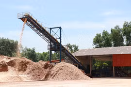 Línea de producción de astillas de madera en la empresa de productos forestales Quang Tri, en la comuna de Vinh Thuy, provincia de Quang Tri. (Foto: VNA)