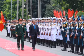 El viceprimer ministro y titular de Defensa de Vietnam, general Phan Van Giang, y el ministro de Defensa de Malasia, Dato’ Seri Mohamed Khaled bin Nordin, pasan revista a la guardia de honor. (Foto: VNA)