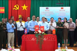 Las autoridades de Tay Ninh y Prey Veng firman el acta de la reunión (Foto: VNA)