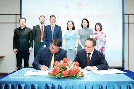 Firma del memorando de entendimiento entre Central Retail Vietnam y Lotte Plaza Market para promover la introducción de productos vietnamitas en la red minorista de esta última en Estados Unidos. (Foto: VNA)