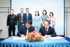 Firma del memorando de entendimiento entre Central Retail Vietnam y Lotte Plaza Market para promover la introducción de productos vietnamitas en la red minorista de esta última en Estados Unidos. (Foto: VNA)