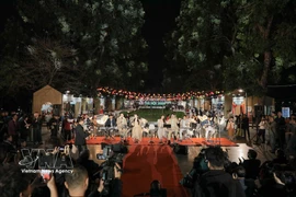 Los asistentes disfrutan de un concierto al aire libre con orquesta en vivo durante la ceremonia de inauguración. (Foto: VNA)