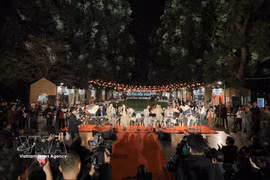 Los asistentes disfrutan de un concierto al aire libre con orquesta en vivo durante la ceremonia de inauguración. (Foto: VNA)