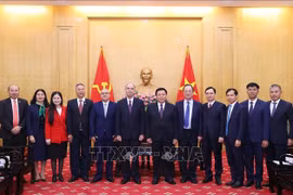 El director de la Academia Nacional de Política Ho Chi Minh, Nguyen Xuan Thang, y el embajador cubano, Rogelio Polanco Fuentes, junto con los delegados (Foto: VNA)