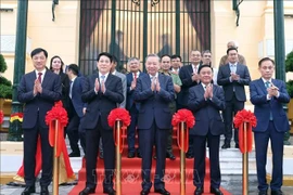 El secretario general del Partido Comunista de Vietnam, To Lam (en el medio), el presidente de la República, Luong Cuong (segundo, desde la izquierda), y otros líderes en el acto de inauguración de la obra renovada (Foto: VNA)
