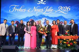 El embajador de Vietnam en Alemania, Nguyen Dac Thanh, junto con su esposa y funcionarios de la Embajada, entrega flores a Nguyen Van Hien, director general, y otros representantes del Centro Dong Xuan. (Foto: VNA)