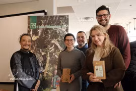 Visitantes en el espacio de degustación de té vietnamita (Foto: VNA)