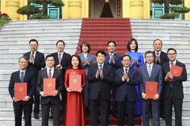 El presidente de Vietnam, Luong Cuong, y varios funcionarios y empleados del Ministerio de Relaciones Exteriores (Foto: VNA)