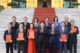 El presidente de Vietnam, Luong Cuong, y varios funcionarios y empleados del Ministerio de Relaciones Exteriores (Foto: VNA)