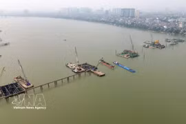 El puente Tran Hung Dao, cuya construcción comenzó en 2025, será una de las siete obras que cruzan el río Rojo, contribuyendo a la redistribución de la densidad de población local. (Foto: VNA)