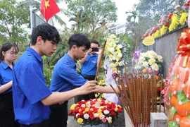 Jóvenes vietnamitas rinden homenaje a las víctimas de la masacre de Son My (Foto: VNA)