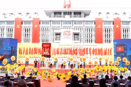 Una representación artística en la ceremonia para conmemorar el 50 aniversario de la designación oficial de la ciudad de Saigón-Gia Dinh en honor al Presidente Ho Chi Minh. (Foto: VNA)