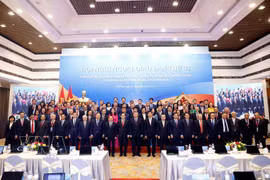 El secretario general del Partido Comunista y presidente de Vietnam, To Lam, y los delegados participantes en la cita. (Foto: VNA)