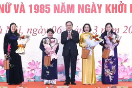 El presidente de la Asamblea Nacional de Vietnam, Tran Thanh Man, entrega flores y obsequios a las diputadas con motivo del Día Internacional de la Mujer. (Foto: VNA)