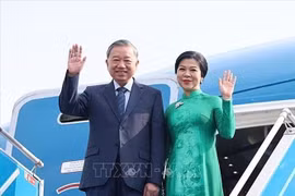 El secretario general del Partido Comunista de Vietnam, To Lam, y su esposa (Foto: VNA)