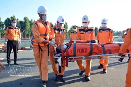 Traslado del marinero enfermo a tierra (Foto: VNA)