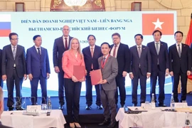 El primer ministro Pham Minh Chinh presencia el intercambio de documentos de cooperación entre empresas vietnamitas y rusas en el foro.(Foto: VNA)