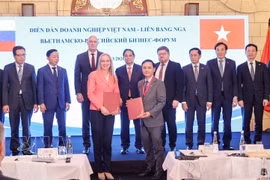 El primer ministro Pham Minh Chinh presencia el intercambio de documentos de cooperación entre empresas vietnamitas y rusas en el foro.(Foto: VNA)