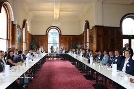 Mesa redonda entre las comunidades empresariales vietnamitas y australianas en el Parlamento de Victoria. (Foto: VNA)
